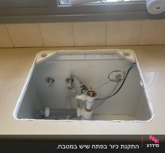 הכנת מפתח בשיש מטבח להתקנת כיור עם סיליקון איטום